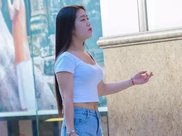 气质优雅的牛仔裤美女，好身材就是资本，吸引力十足！