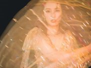 时装搭配，秋季搭配牛仔裤是十分的适合，保暖时尚还修身