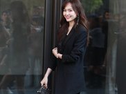 同是机场穿背心，戚薇王珞丹展现不同风格，网友：谁平谁尴尬！