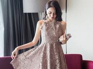 紧身打底裤小姐姐，经典时尚而又富有情调，显现的美轮美奂！