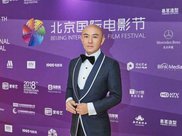 街拍: 身穿性感长裙的小姐姐, 美丽又动人