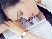 气质小姐姐黑色吊带展现凹凸有致，远远地看上去神似洋娃娃。