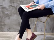 两位小姐姐大街上争艳，白色紧身裤小姐姐甩紫色连衣裙小姐姐十条