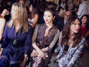 姑娘，你裙装那么美，还需一双高跟鞋，衬托你的优雅气质