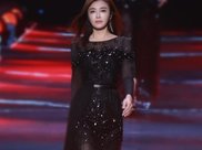 街拍：手包通常也能成为整套搭配的点睛之笔！