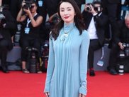 杨幂是胖了?弯腰时把黑色皮裙都快崩坏了，箍这么紧不会疼