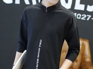 街拍：清新秀气的长发美女，紫色T恤搭配印花半身裙，优雅迷人！