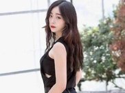 张靓颖身穿白色印花T恤，出席活动，网友:清纯甜美的气息!