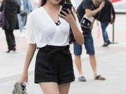 36岁张韶涵和26岁周冬雨同穿蕾丝裙，一个像女神，一个像女儿