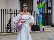 街拍：气质小姐姐娇小的身躯看似很靓丽，穿成这样是故意的吧