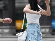 郭碧婷穿一身绿色透视裙，一双美腿若隐若现，穿衣还是很大胆的！