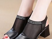 张靓颖和李宇春同时现身机场，曾经的超女如今一对比就逊色不少！