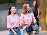 超短热裤小姐姐一双修长白腿，抹胸装显出一字香肩，很有小女人味