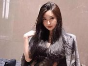 女人太丰满，穿露脐短袖+超短热裤不好看?看下面女人你再说话