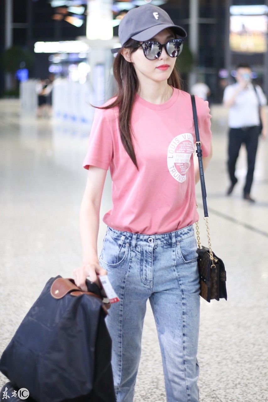 时隔三日,唐嫣单独出现上海机场影迷:是不是为