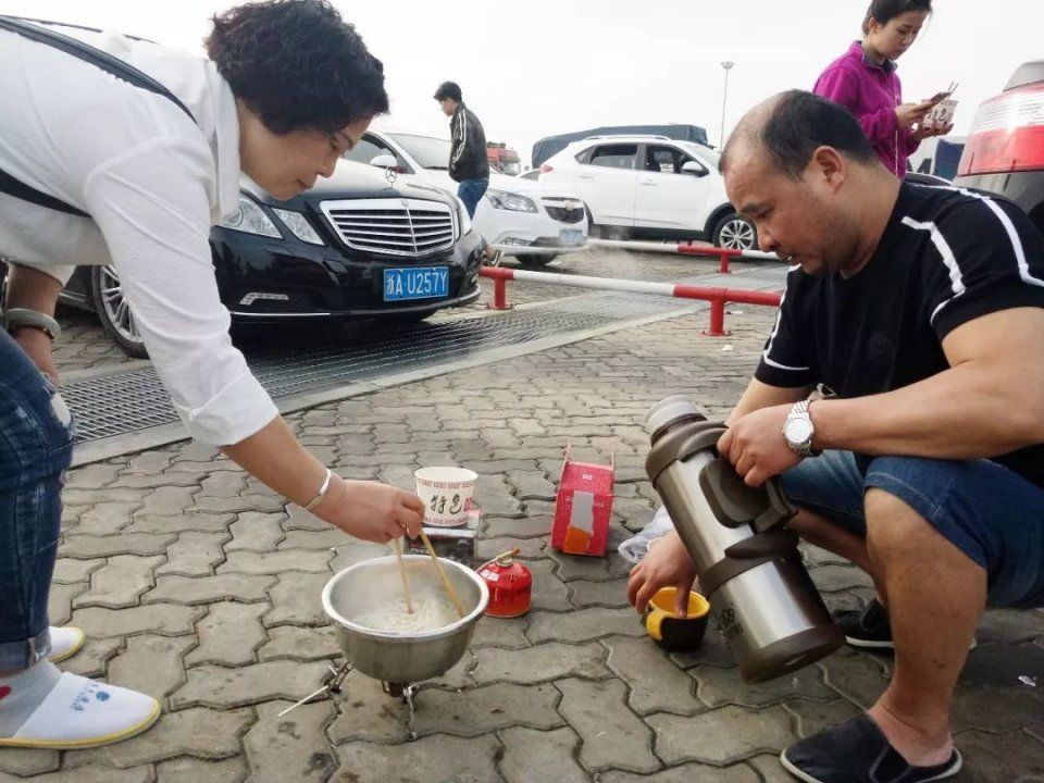 海南万车大滞留!海口到深圳机票将近2万，还要到哈尔滨转机!