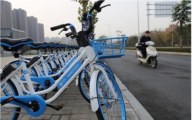 两中学生把交通工具扔到臭水沟 被警方传唤