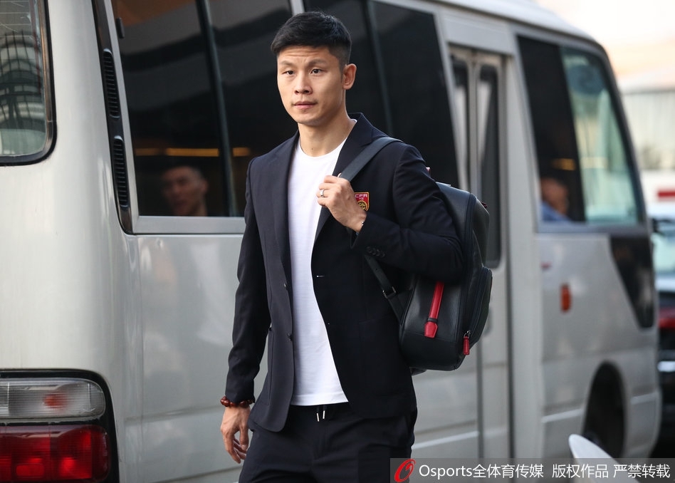 国足抵达卡塔尔 众国脚如男模