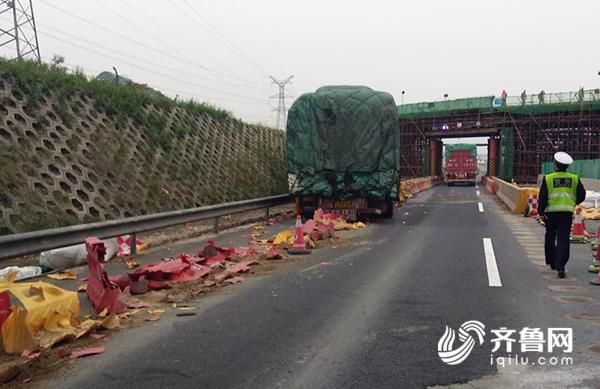 淄博:满载货车为躲追尾急打方向盘 撞入隔离带