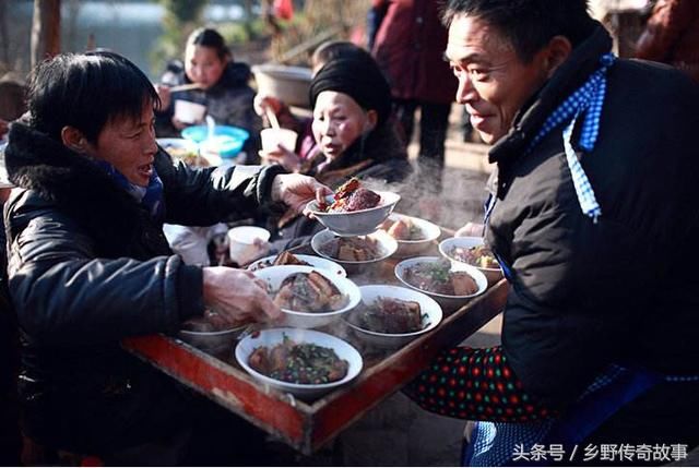 湘西这边宴席，“一次性上齐菜”的节奏有点不太习惯