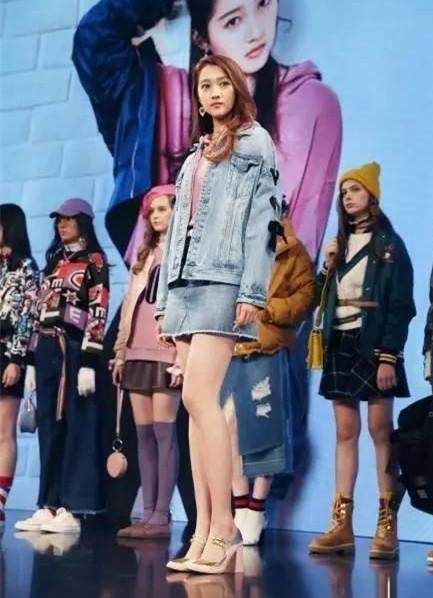 迪丽热巴这条牛仔裙好清新,关晓彤也很喜欢穿美女You馆物图片
