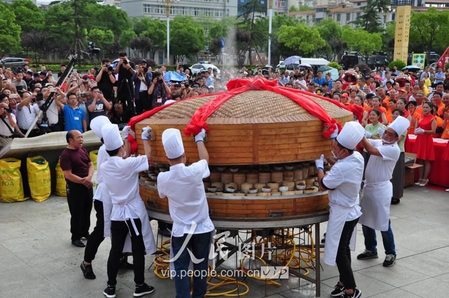 “神州第一笼”湖北天门开笼 一次蒸1098个菜创记录