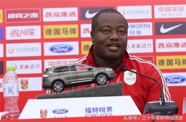 国足重演停球5米远尴尬!非洲穷国2人用1副护腿