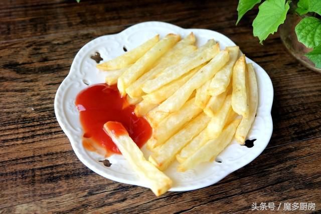 在家过六一,炸盘薯条当零食,少放油更健康,一盘不够再来一盘!