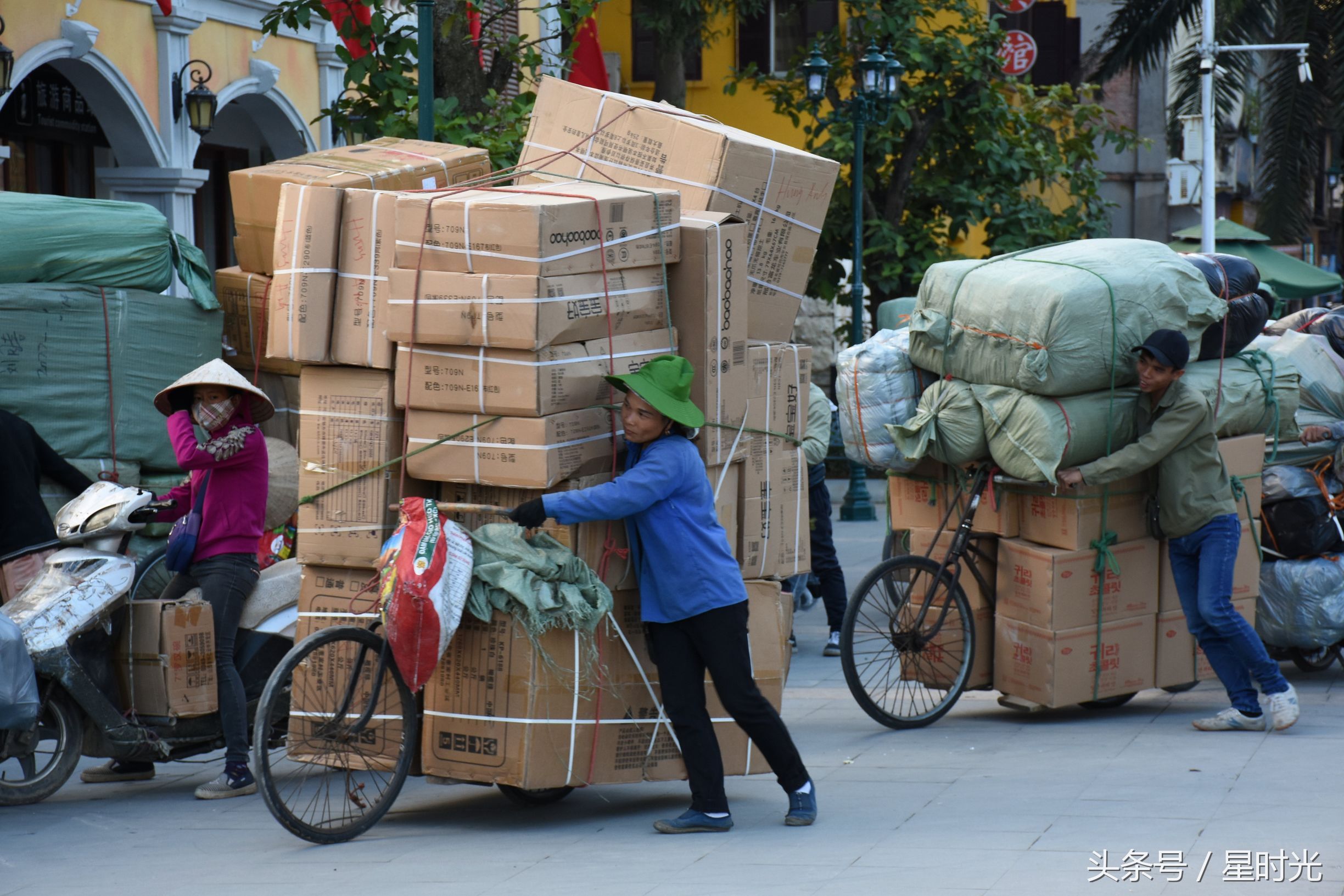 越南人来华猛扫中国货 都是女人推自行车 1次