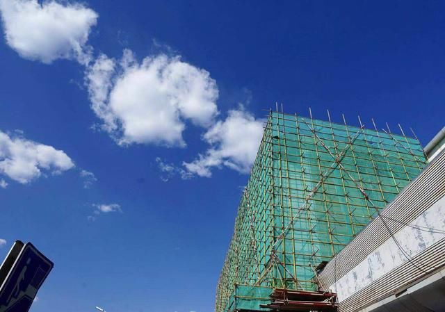 住房和城乡建设部要求加强施工工地和道路扬尘管控