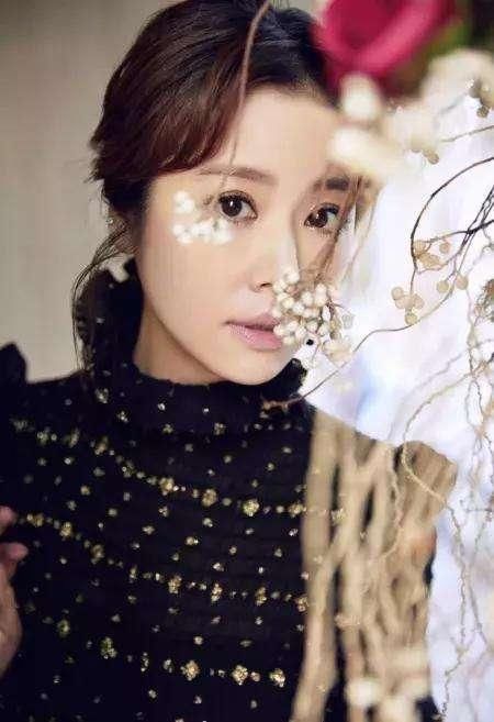 林心如的热裤也太短了吧,还配了件透视上衣,霍