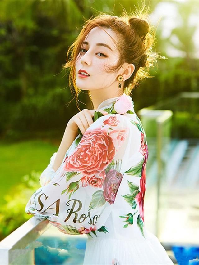陈乔恩挑战迪丽热巴花裙造型,年龄差13岁,少女