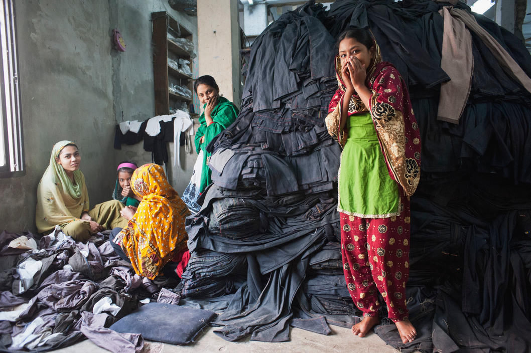 孟加拉国的服装厂工人,虽然工资不高但是却是