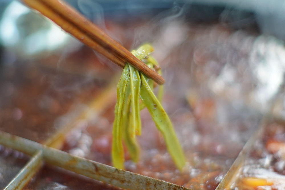 重庆品尝最正宗火锅，吃得酣畅淋漓，但加汤时倒茶水让人大跌眼镜