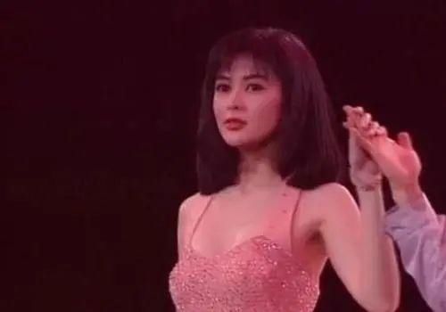 58岁十三姨颜值回春，直播气质出众，泡遍香江富豪如今形单影只