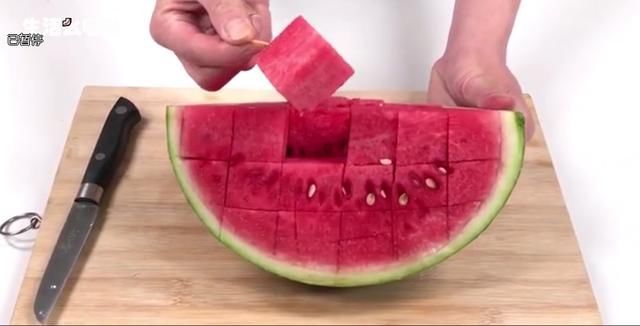 西瓜学会这样切,招待朋友贼有面子,不脏手不流汁,人人都夸好