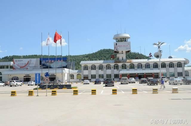 中部战区空军司令员庄可柱视察调研延安新机场建设