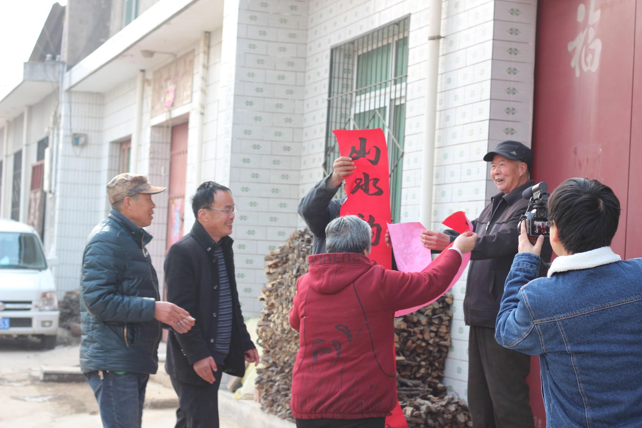 陕西农村的年味才叫浓，村干部给村民发对联，收到的村民都很幸福