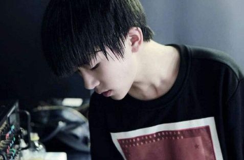 抖音开始有三声枪声的背景音乐是什么 易烊千