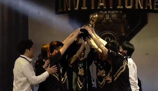 RNG勇夺2018MSI冠军,赛后采访UZI感动落泪