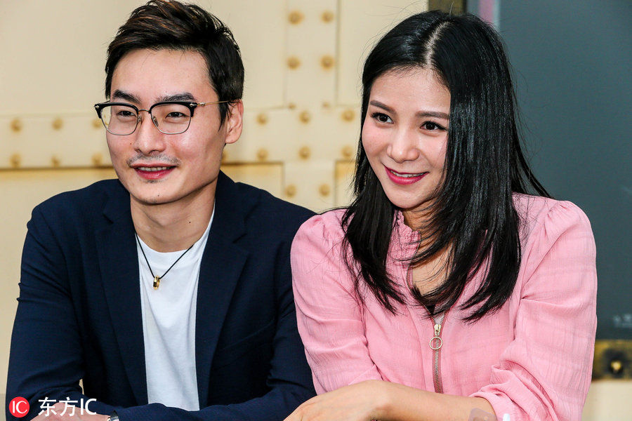 跳水冠军何姿秦凯夫妻同台,粉裙飘飘出席跳水