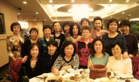 初中初中聚,女同学带着婆婆和孩子来吃饭,买期望值同学图片