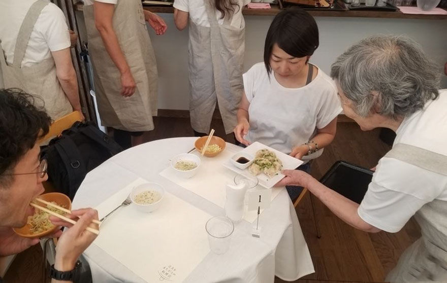 日本一家餐厅服务员全是痴呆症老人,点菜和最