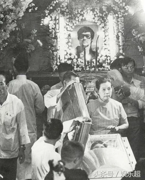 直击李小龙葬礼,妻子披麻戴孝不知其死因,儿子多年后也被射杀! - ljj_1951 - ljj_1951的博客 直击李小龙葬礼,妻子披麻戴孝不知其死因,儿子多年后也被射杀! - ljj_1951 - ljj_1951的博客