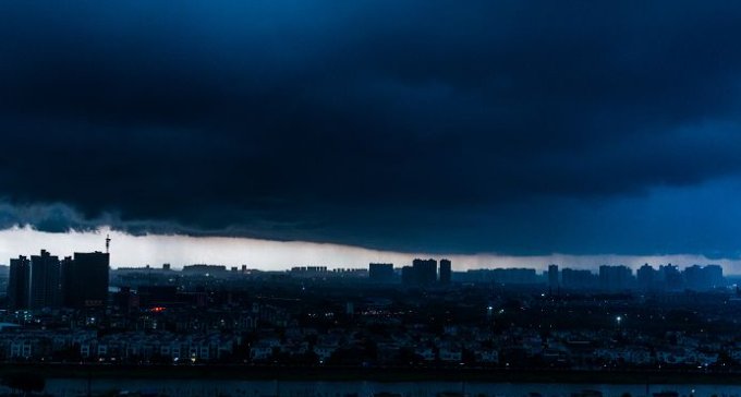 广东暴雨图片刷屏 还炸出一些戏精网友神P图