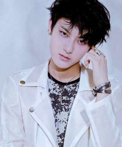 黄子韬初中毕业照被晒出,素颜纯天然,无整容?