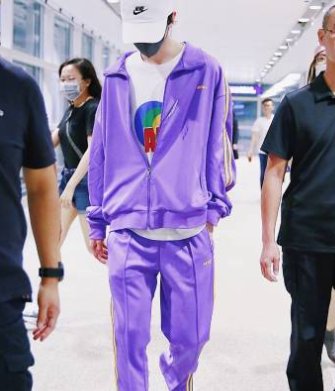 蔡徐坤紫色运动装现身香港机场,期待本周六坤