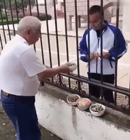 搞笑gif动态图:表情第一次赚钱自己的头像知道眉毛小孩包图片