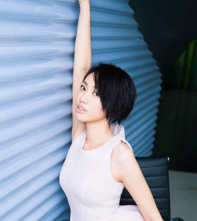 闫妮21岁女儿近照曝光,和闫妮同框似姐妹,父母离婚被送到国外 玛雅娱乐平台