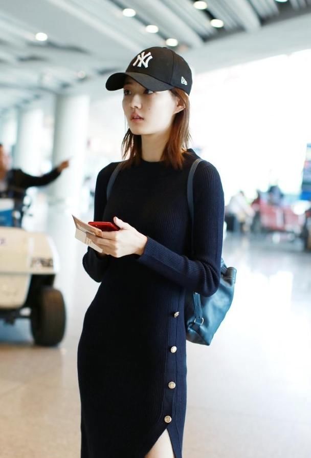 徐璐LULU 素颜现身北京机场,头戴棒球帽…
